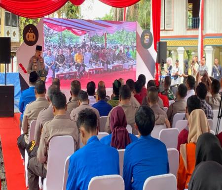 Paket Sembako untuk mahasiswa dari Polda Riau (foto/yuni)